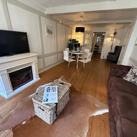 Old Town Oasis With 4 Beds, Balcony & Office * Thun